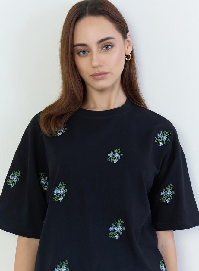 ستايلي تيشيرت واسع مُطرّز بزهور - Image 3